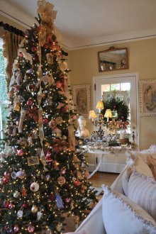 Декор на студио апартамент с коледно дърво