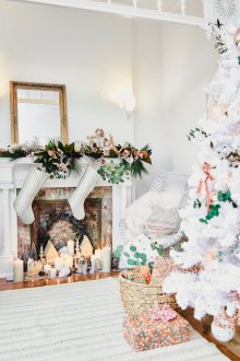 Декор на студио апартамент с камина за новата година