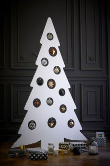 Декор на едностаен апартамент за новата година с картон