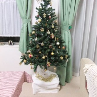 Малко коледно дърво в апартамента