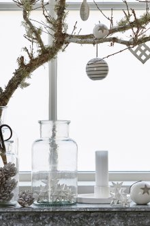 Декорация на прозореца на студио апартамент за новата година