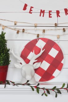 Декорация на едностаен апартамент за новата година с елени