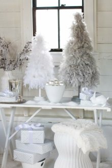 Декорация на едностаен апартамент за новата година, сиво-бял