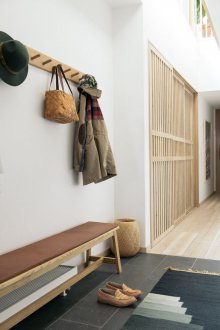 Плъзгащ се гардероб от масива