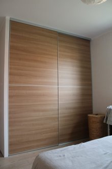 Дървесен плъзгащ гардероб