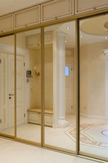 Гардероб с плъзгане с позлата