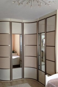 Радиален гардероб с плъзгащи се врати