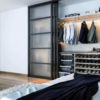 Плъзгащ се гардероб със стъклени врати