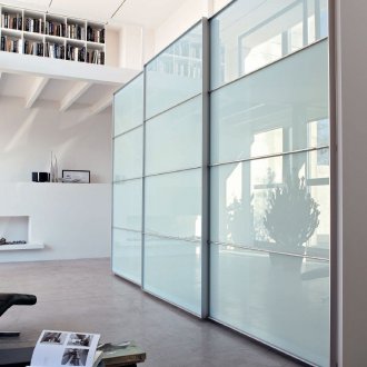 Стъклен плъзгащ гардероб