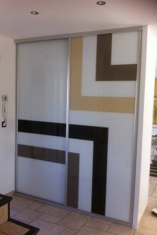 Гардероб с плъзгане с модел