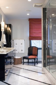 Баня с черни акценти