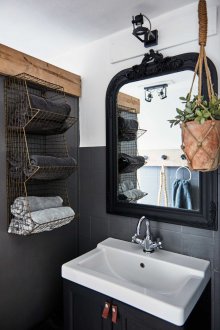 Черна баня с декор около огледалото