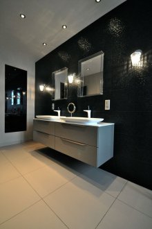 Черен хай-тек баня