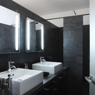 Черна баня с каменни плочки