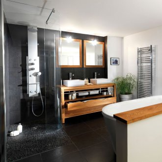 Черна баня с масивни мебели