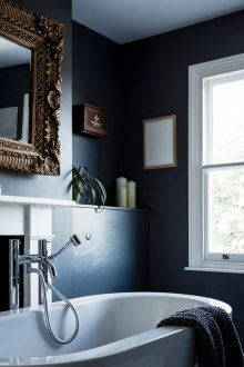 Черна баня с прозорец