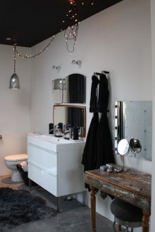 Черен таван в банята