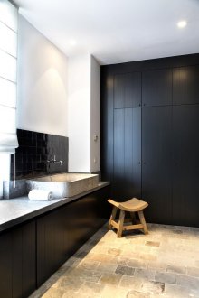 Черна баня с шкафове