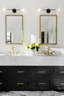 Черен пиедестал в банята