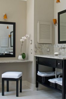 Черна баня с мебели от венге