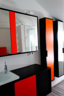 Черна баня с ярки акценти