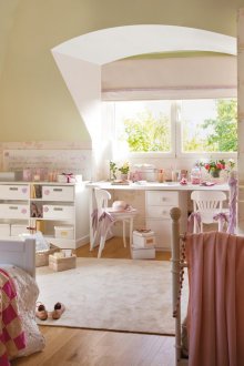 Bilik gaya kanak-kanak Provence dengan bunga