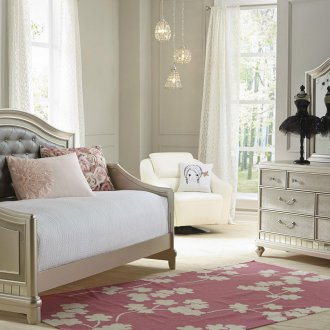 Bilik gaya kanak-kanak Provence dengan katil sofa