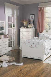 Bilik kanak-kanak dalam gaya provensi di dalam rumah