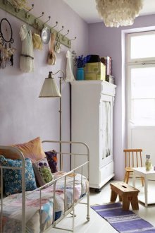 Bilik kanak-kanak di gaya Provence ungu