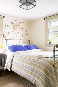 Bilik kanak-kanak di gaya Provence dengan lukisan