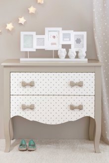 Bilik kanak-kanak di gaya Provence dengan laci dada