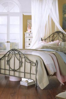 Bilik gaya kanak-kanak Provence dengan katil besi tempa