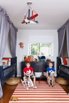 Bilik gaya kanak-kanak Provence dengan permaidani