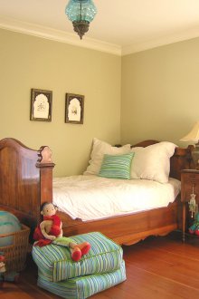 Bilik kanak-kanak di gaya Provence dengan perabot yang kukuh