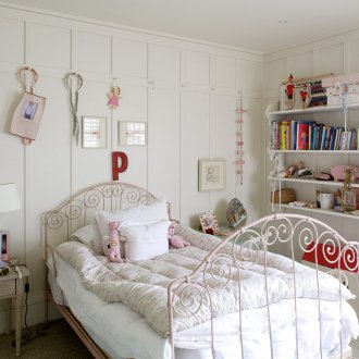 Bilik gaya kanak-kanak Provence dengan panel