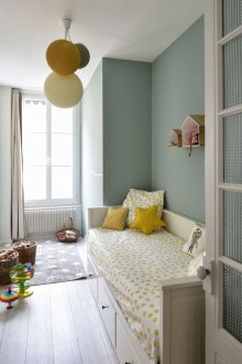 Bilik kanak-kanak dalam gaya provensi dalam warna pastel