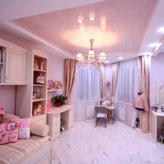 Bilik gaya kanak-kanak Provence dengan siling regangan