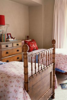 Bilik kanak-kanak di gaya Provence untuk kanak-kanak heteroseksual