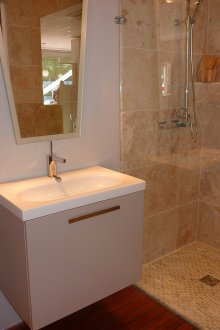 Bilik mandi dengan pancuran air hujan