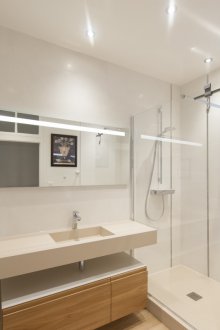 Bilik mandi dengan pancuran mandian putih