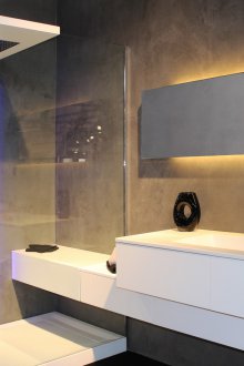 Bilik mandi dengan pancuran konkrit