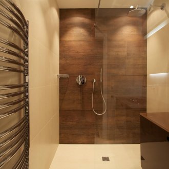 Bilik mandi dengan pancuran mandian gaya kayu