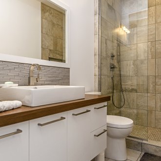 Reka bentuk bilik mandi dengan pancuran mandian