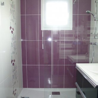 Bilik mandi ungu dengan pancuran mandian