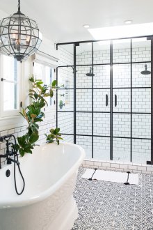 Bilik mandi gaya perindustrian dengan pancuran mandian