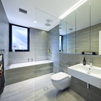 Bilik mandi dengan pancuran mandian dan jubin batu