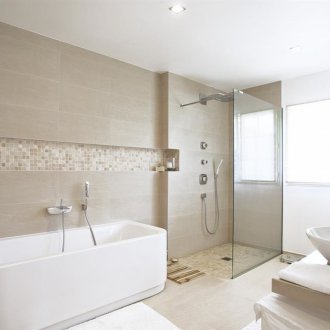 Bilik mandi dengan pancuran mandian dan jubin seramik