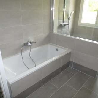 Bilik mandi dengan pancuran mandian dan stoneware porselin