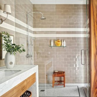 Bilik mandi dengan pancuran mandian dan jubin bata