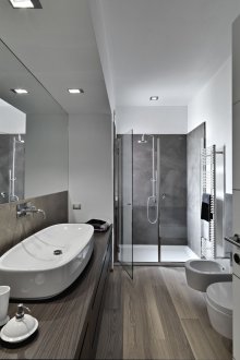 Bilik mandi dengan pancuran mandian dan lamina